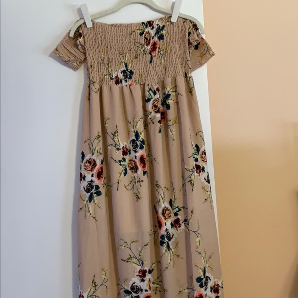 Summer off the shoulder/ or on dress. - Picture 6 of 7